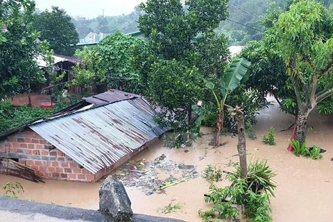 Сотни домашних хозяйств в коммуне Дакрек (уезд Дакглей, провинция Контум) эвакуированы из своих домов из-за наводнения. (Фото: ВИА) 