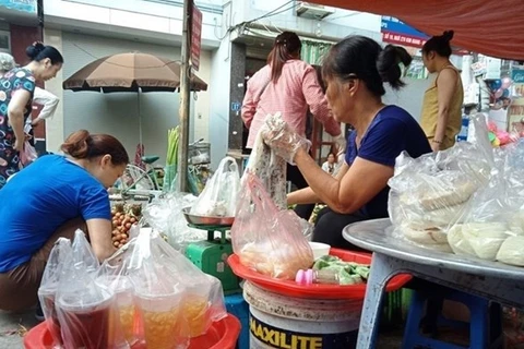 Пластиковые пакеты по-прежнему являются популярной упаковкой на традиционных рынках Ханоя. (Фото: ВИА)