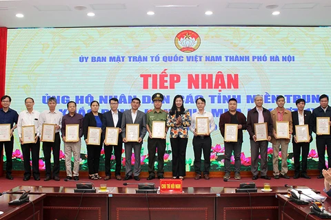 Ханойский комитет Отечественного фронта Вьетнама принимает пожертвования от организаций и подразделений (Фото: kinhtedothi.vn)
