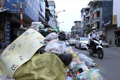 25 октября собирают мусор на обочине улиц Батьмай и Хайбачынг. Мусор не собирали в течение двух дней, поскольку жители коммуны Намшон и Хонгки уезда Сокшон блокируют дорогу для мусоровозов комплекса по переработке отходов Намшон, обвиняя местные власти в 