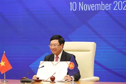Заместитель премьер-министра, министр иностранных дел Фам Бинь Минь председательствует на церемонии подписания (Фото: ВИА) 