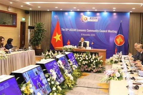 19-е заседание Совета экономического сообщества АСЕАН проводится в рамках подготовки к 37-му саммиту АСЕАН и связанным с ним встречам, запланированным на 12-15 ноября в Ханое (Фото: ВИА). 