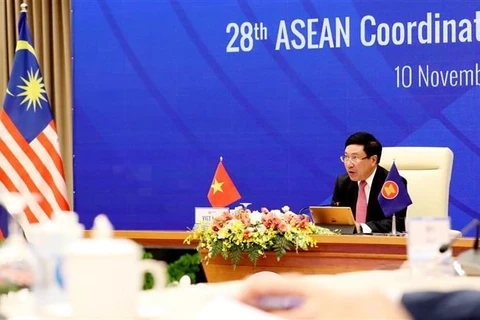 Заместитель премьер-министра и министр иностранных дел Фам Бинь Минь председательствует на 28-м заседании Координационного совета АСЕАН (Фото: ВИА) 