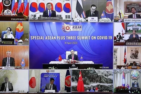 Премьер-министр Нгуен Суан Фук председательствует на Специальном саммите АСЕАН+3 по COVID-19 в апреле. (Фото: ВИА)