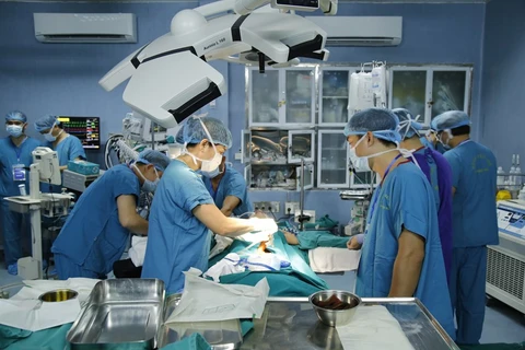 Операции были выполнены 27-28 октября врачами военного госпиталя №103 в Ханое и их коллегами из больницы японского университета Тохоку, о чем 31 октября в Ханое сообщил директор академии, профессор, д-р До Куйет. Первый пациент, 42-летний мужчина, получил