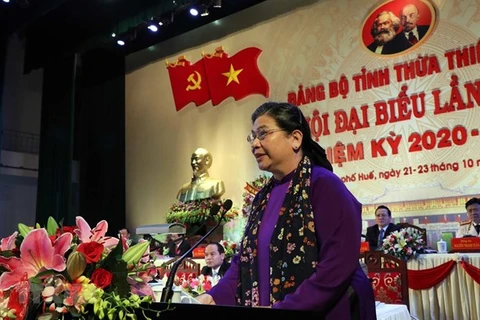 Член Политбюро, заместитель председателя Национального собрания Тонг Тхи Фонг выступает на Конгрессе (Фото: ВИА)