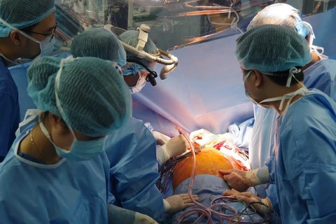 Вьетнамские врачи успешно провели первую одновременную трансплантацию предплечья. В своей 4-й операции по трансплантации нескольких органов от донора с мертвым мозгом врачи центрального военного госпиталя №108 успешно провели еще одну трансплантацию легки