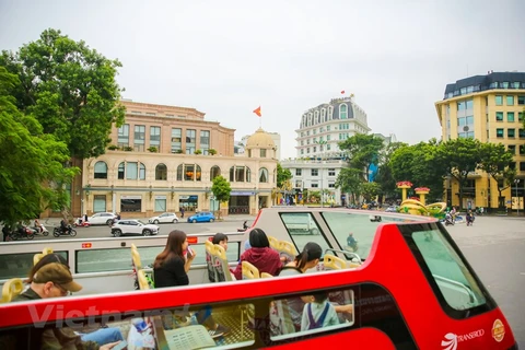 Автобусы “Hop on - Hop off” в Ханое были запущены, чтобы обслуживать туристов, исследующих столицу, с целью создать изюминку местного туризма этим летом. После центрального прибрежного города Дананг, Ханой стал вторым городом, в котором начали курсировать