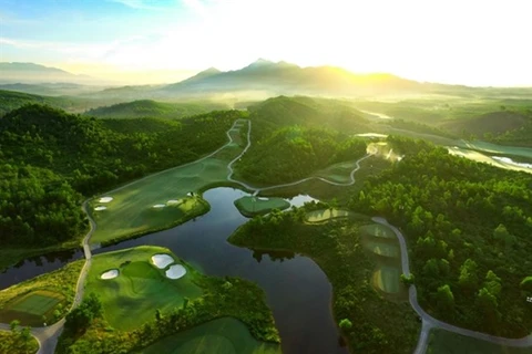 Гольф-клуб Ba Na Hills выиграл два титула на World Golf Awards 2020, в том числе “Лучшее поле для гольфа в Азии” и “Лучшее поле для гольфа во Вьетнаме”. (Фотографии: Sun Group)