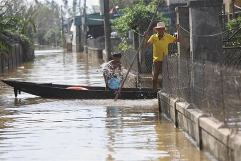 Лодки - обычное средство передвижения в наши дни для людей в центральной провинции Куангбинь. (Фото: ВИА)