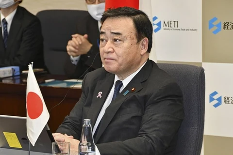 Министр промышленности Японии Хироши Кадзияма присутствует на онлайн-встрече министров стран-членов ВРЭП (Фото: Kyodo News)