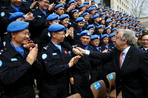 Генеральный секретарь ООН Антониу Гутерриш с офицерами полиции ООН (Фото: ООН)