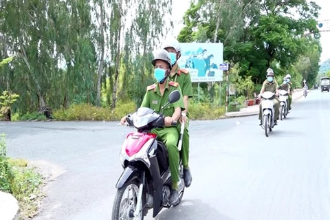 Полиция коммуны Ньонхунг патрулирует территорию. (Фото: ВНА)