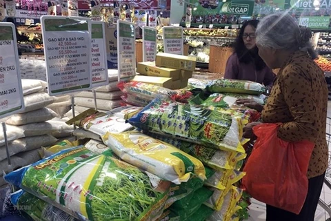 Потребители делают покупки в супермаркете BigC в Ханое. Провинции и города готовились к празднику Тэт (Лунный Новый год) (Фото: ВИА)