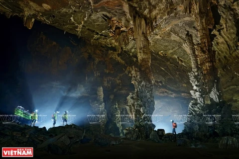 В сезон дождей вода из всех близлежащих рек приходит в пещеру Тиен и образует подземную реку внутри пещеры. Сходящая вода создает несколько естественных озер и слоев сталактитов разной формы, похожих на террасные поля (Фото: ИЖ / ВИА) 