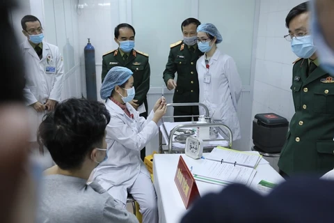 Вьетнам начинает испытания вакцины COVID-19 на людях, причем инъекции вакцины проводятся в Военно-медицинской академии в Ханое. (Фото: ВИА)