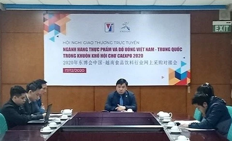 Ле Хоанг Тай (в центре), заместитель директора Агентства по содействию торговле Министерства промышленности и торговли Вьетнама, выступает на онлайн-мероприятии по поиску деловых партнеров 17 декабря (Фото: Министерство промышленности и торговли)