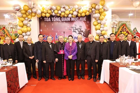 Председатель Национального собрания Нгуен Тхи Ким Нган поздравляет с Рождеством католических сановников и последователей в архиепископии Тхыатхиен-Хюэ. (Фото: ВИА) 