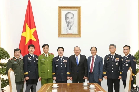 Заместитель премьер-министра Чыонг Хоа Бинь (К) 3 декабря принял высокопоставленную делегацию Национального полицейского агентства Республики Корея (НПА РК) во главе с генеральным комиссаром Ким Чан Ёном. (Фото: ВИА)