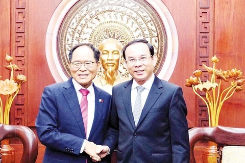 Секретарь партийного комитета г.Хошимина Нгуен Ван Нен (справа) встречается с послом РК во Вьетнаме Паком Но Ваном 22 декабря (Фото: ВИА)