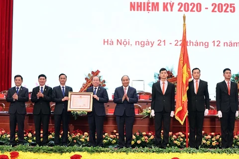 22 декабря премьер-министр Нгуен Суан Фук (четвертый справа) вручает Союзу вьетнамских кооперативов Орден независимости II степени (Фото: ВИА) 
