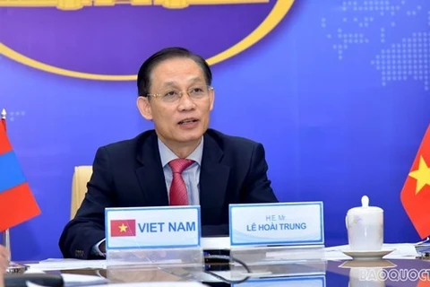 Выступает заместитель министра иностранных дел Вьетнама Ле Хоай Чунг. (Фото: baoquocte.vn)