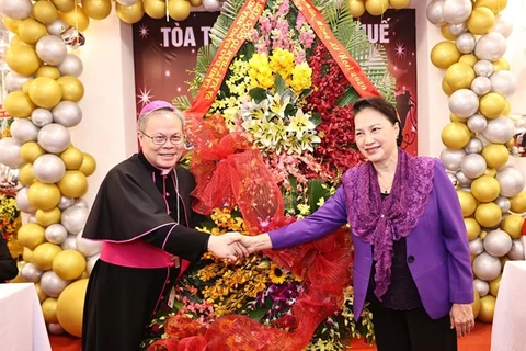 Председатель Национального собрания Нгуен Тхи Ким Нган (справа) и архиепископ Джозеф Нгуен Чи Линь на встрече 22 декабря (Фото: ВИА)