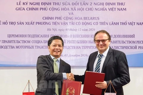 Министр промышленности и торговли Чан Туан Ань (слева) и посол Беларуси во Вьетнаме Владимир Гошин на церемонии подписания (Фото: ВИА)