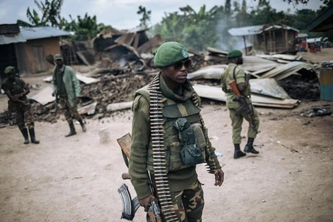 Солдаты Конго патрулируют деревню Манзалахо недалеко от Бени (AFP / ВИА)