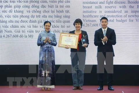 Председатель VUFO Нгуен Фыонг Нга вручает похвальную грамоту представителю НПО (Фото: ВИА)