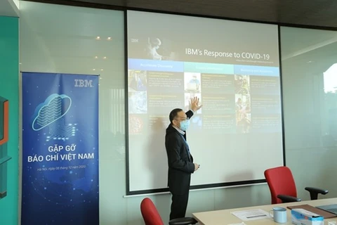 Тан Джи Тун, управляющий директор IBM Vietnam, представил свои программы по подготовке будущих кадров Вьетнама. - Фото Интернет