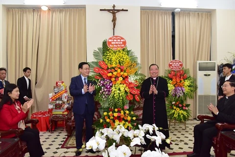 Член Политбюро и секретарь ханойского партийного комитета Выонг Динь Хюэ (слева, стоит) и Йозеф Ву Ван Тхиен, 