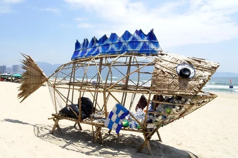  На пляже Донгхай в городе Фанранг-Тхаптьям скопился трудноразлагаемый мусор. (Фото: ВИА)
