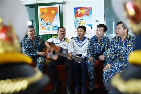 Солдаты и должностные лица поют песни в честь празднования лунного Нового 2021 года и XIII всевьетнамского съезда КПВ (Фото: ВИА) 