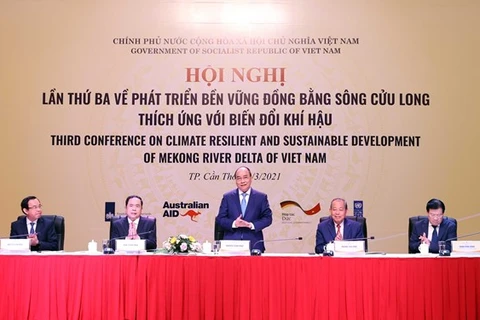 Премьер-министр Нгуен Суан Фук (в центре) председательствует на конференции в городе Кантхо 13 марта (Фото: ВИА)
