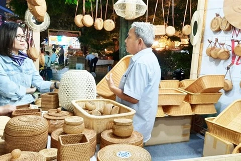 Изделия из бамбука продаются на торговой ярмарке в Ханое (Источник: ВИА)