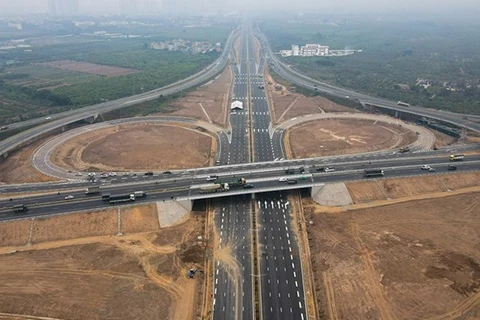 Перекресток между кольцевой дорогой №3 и скоростной автомагистралью Ханой-Хайфон открыт для движения в минувшие выходные. Его строительство финансировалось из бюджета Ханоя. (Фото: nhandan.com.vn)
