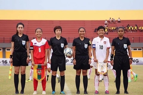 Судья Буй Тхи Тху Чанг (третья слева) и помощник Ха Тхи Фыонг (слева) на ASIAD 18 (Фото: Myanmar Football)