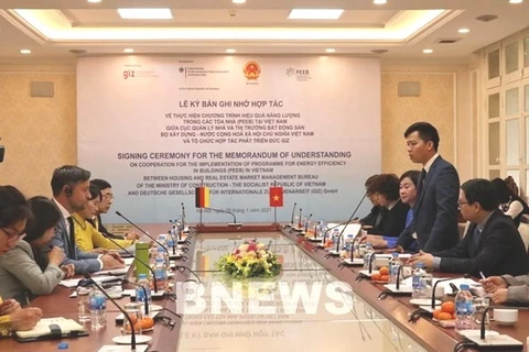 6 января Министерство строительства (МС) и Немецкая организация сотрудничества (GIZ) подписали Меморандум о взаимопонимании (МВ) о сотрудничестве в разработке Вьетнамской программы “зеленого” жилья. (Фото: ВИА)