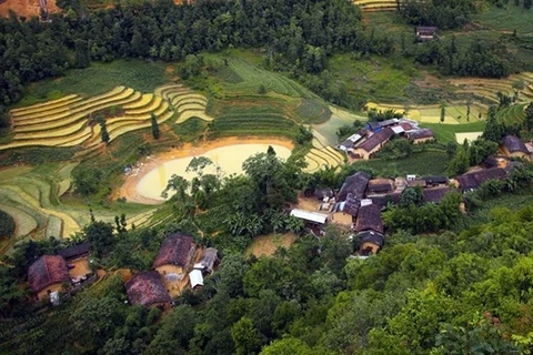Вид на деревню Лолочай с башни национального флага Лунгку (Фото: dulich.realtimes.vn)