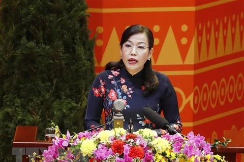 Нгуен Тхань Хай, член секретарской делегации съезда, зачитала список политических партий, международных организаций и друзей, которые прислали съеду поздравления. (Фото: ВИА)