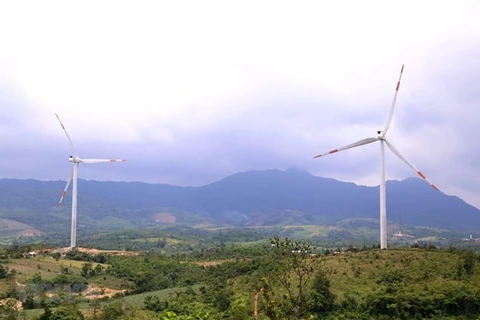 До конца года планируется ввести в эксплуатацию 22 ветроэнергетических проекта общей мощностью 907 МВт в центральной провинции Куангчи. (Фото: ВИА)