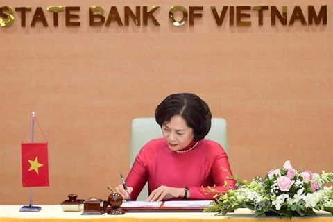 Глава Государственного банка Вьетнама Нгуен Тхи Хонг на церемонии подписания (Фото: VnEconomy)
