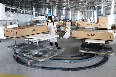 Упаковка деревянной мебели для экспорта на рынок США в компании Trieu Phu Loc в южной провинции Биньзыонг. (Фото: ВИА)
