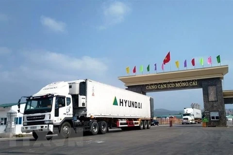 Грузовики перевозят грузы с внутреннего контейнерного депо в городе Монгкай провинции Куангнинь (Фото: ВИА)