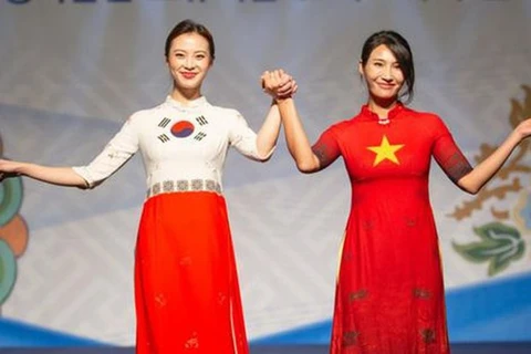 День предпринимателей Вьетнама и фестиваль Аозай в Сеуле, Южная Корея, организованный Союзом вьетнамских женщин в сотрудничестве с посольством Вьетнама в Корее по случаю Дня вьетнамской женщины, 20 октября 2019 г. (Фото: Phunuvietnam.vn)
