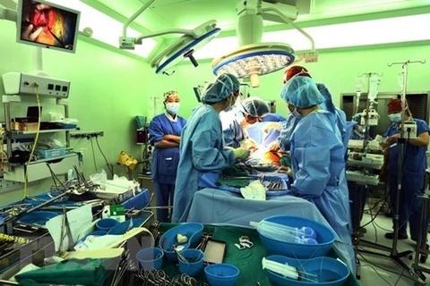 Операция в частной больнице Vinmec в Главной больнице Times City в Ханое (Фото: ВИА)