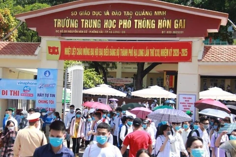 Управление образования и профессиональной подготовки провинции Куангнинь координировал действия с местными властями в разработке планов для учащихся, пострадавших от COVID-19 и которые в ближайшее время вернуться в школу (Фото: dantri.com.vn)