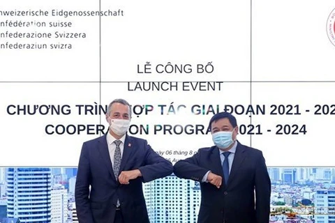 Министр планирования и инвестиций Нгуен Чи Зунг (справа) и вице-президент Швейцарии и министр иностранных дел Игнацио Кассис на мероприятии (Фото: ВИА)