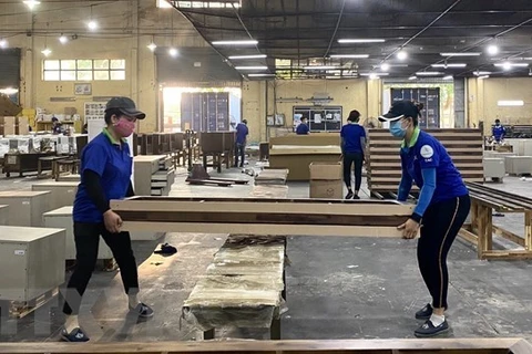 Рабочие проверяют мебельную продукцию на деревообрабатывающем акционерном предприятии Тхуанан в южной провинции Биньзыонг. (Фото: ВИА)